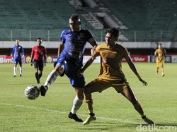 Pertandingan PSIS Semarang vs Bhayangkara FC berlangsung di Stadion Maguwoharjo, Sleman, Yogyakarta.