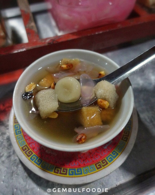 Wedang ronde jadi kuliner khas Jogja yang wajib dicoba.