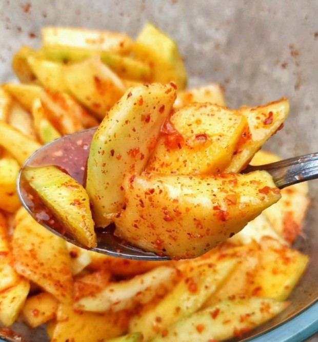 Rujak Mangga/Foto: Resepmamiku.com Makanan viral 2021 : Rujak Mangga