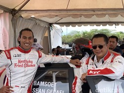 Momen Sean Gelael Balikkan Mobil Reli Ringsek Berisi Bamsoet