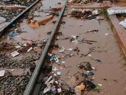 Luapan Sungai Cikeruh Tutupi Rel, Sejumlah KA Bandung Tak Bisa Melintas
