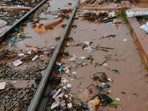 Luapan Sungai Cikeruh Tutupi Rel, Sejumlah KA Bandung Tak Bisa Melintas Luapan Sungai Cikeruh Tutupi Rel, Sejumlah KA Bandung Tak Bisa Melintas