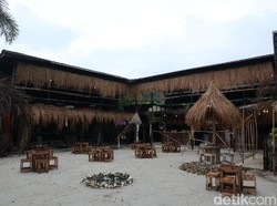 Seru! Kafe Nuansa Pantai di Kaki Gunung Ciremai Ini Dihiasi Pasir Putih