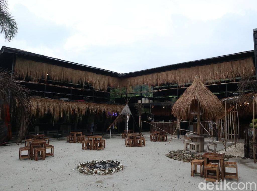 Seru! Kafe Nuansa Pantai di Kaki Gunung Ciremai Ini Dihiasi Pasir Putih Seru! Kafe Nuansa Pantai di Kaki Gunung Ciremai Ini Dihiasi Pasir Putih