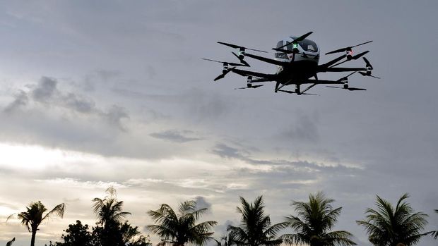 Taksi terbang EHang 216 lepas landas saat menjalani 'demo flight' di kawasan Klungkung, Bali, Jumat (26/11/2021). Kendaraan udara otonom bertenaga listrik dengan kapasitas dua orang penumpang itu  direncanakan akan dapat mengangkut penumpang di area perkotaan dengan memanfaatkan jaringan internet dan dikendalikan dari darat. ANTARA FOTO/Fikri Yusuf/nz