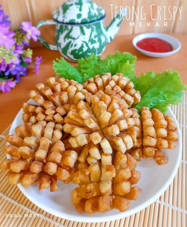 Terong mekar crispy/Foto: Instagram.com/praa.mesty Makanan viral 2021 : Terong mekar crispy