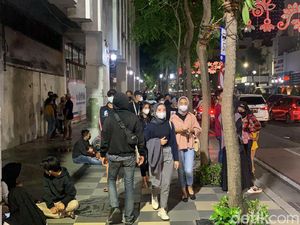 Warga Surabaya Tumplek Blek Padati Tunjungan Romansa Warga Surabaya Tumplek Blek Padati Tunjungan Romansa