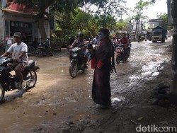 Sesosok Vampire Hantui Jalan Rusak di Jember