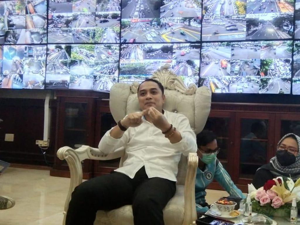 Dibandingkan dengan Risma, Eri Cahyadi: Lha Lapo Tak Pamerno Kerjoku Dibandingkan dengan Risma, Eri Cahyadi: Lha Lapo Tak Pamerno Kerjoku