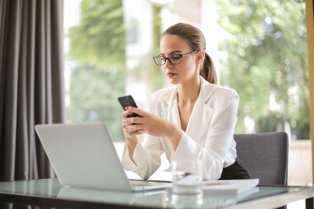 Wanita menggunakan gadget/ Foto : Pexels/Andrea Piacquadio