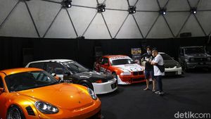 Wow Keren, Mobil dan Motor Modifikasi Mejeng di Senayan Park