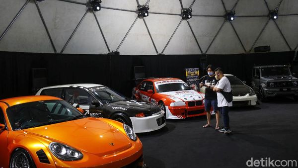 Wow Keren, Mobil dan Motor Modifikasi Mejeng di Senayan Park