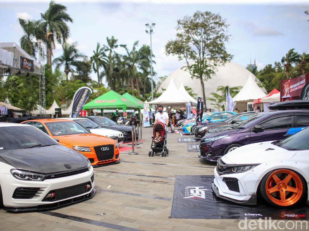 Duh! Anak Dibiarin Pose Tengkurep dan Injak Bemper, Pahami Etika di Pameran Mobil Duh! Anak Dibiarin Pose Tengkurep dan Injak Bemper, Pahami Etika di Pameran Mobil