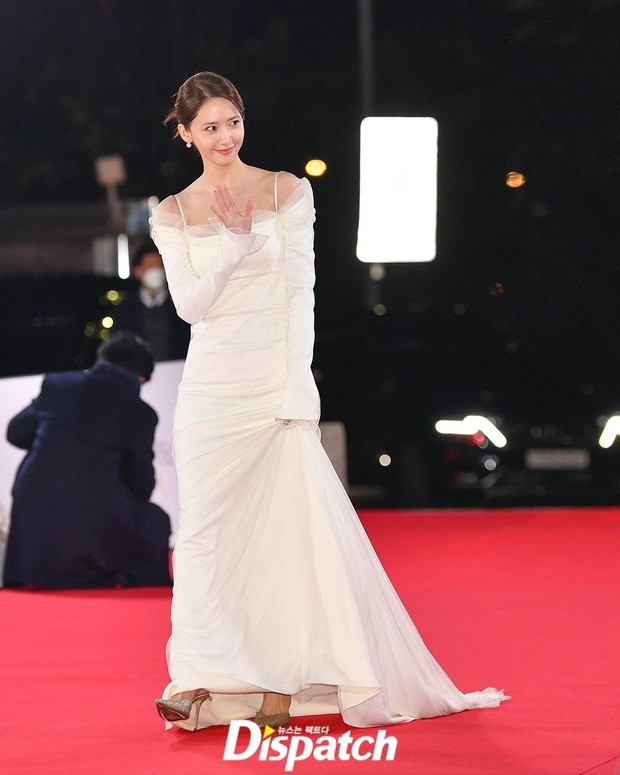 Yoona SNSD di red carpet Blue Dragon Film Awards ke-42 tahun 2021