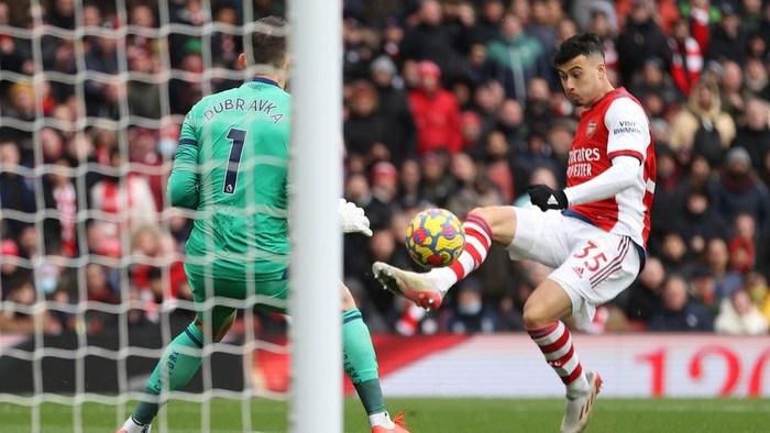 LONDON, ENGLAND - NOVEMBER 27: Gabriel Martinelli of Arsenal scores their teams second goal during the Premier League match between Arsenal and Newcastle United at Emirates Stadium on November 27, 2021 in London, England. (Photo by Richard Heathcote/Getty Images)