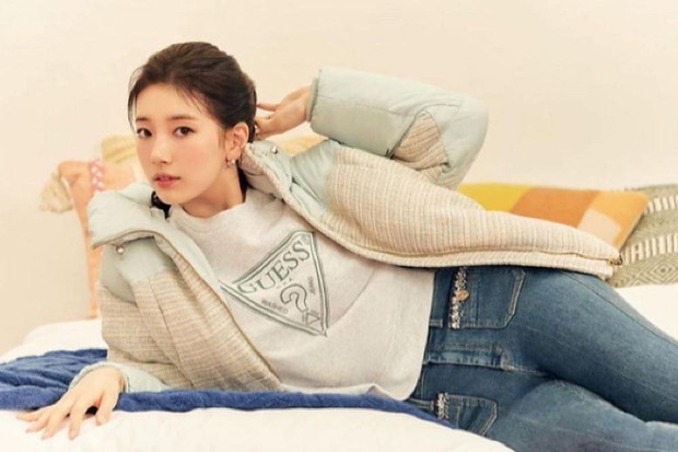 Bae Suzy/Foto: instagram/skuukzky Suzy dianggap sebagai artis paling cantik karena selain wajahnya yang menawan, dia juga memiliki banyak prestasi di dunia hiburan.