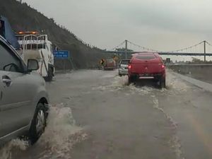 Banjir Tol Pandaan-Malang Tahun 2020 Akibat Luberan Irigasi Banjir Tol Pandaan-Malang Tahun 2020 Akibat Luberan Irigasi