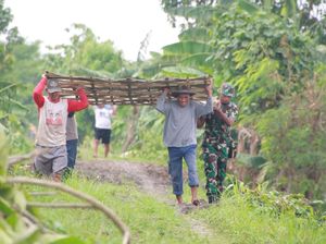 Banjir Lamongan Mulai Surut, Warga Gotong Royong Perbaiki Tanggul