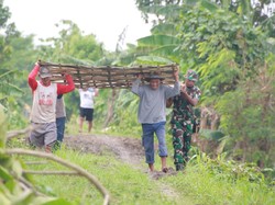 Banjir Lamongan Mulai Surut, Warga Gotong Royong Perbaiki Tanggul