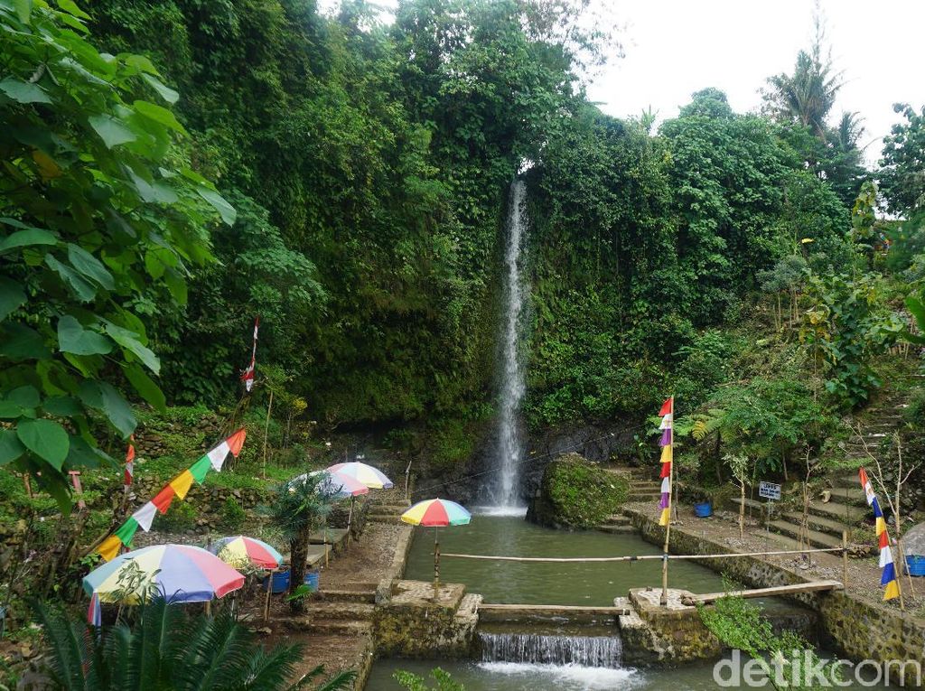 Cantiknya Curug Cigetruk, Salah Satu Air Terjun Tertinggi di Cirebon