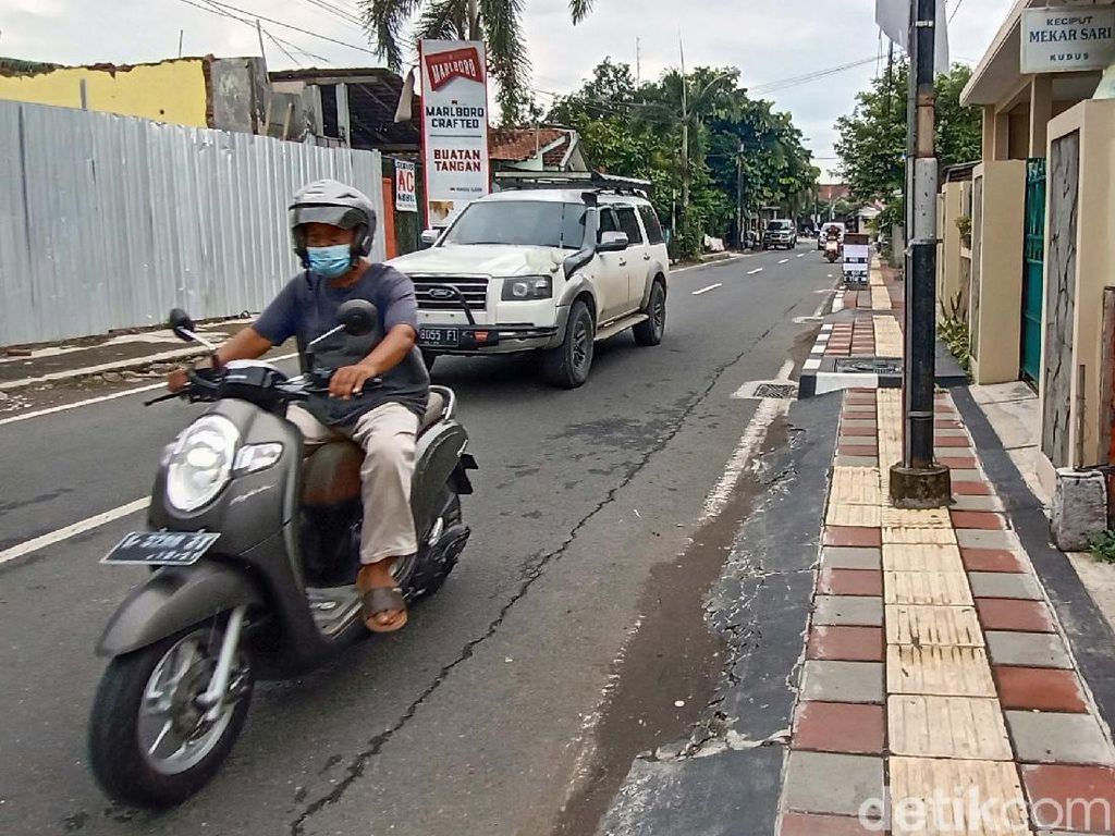 Diprotes Forum Disabilitas Kudus, Tiang Listrik Ini Berdiri di Tengah Trotoar Diprotes Forum Disabilitas Kudus, Tiang Listrik Ini Berdiri di Tengah Trotoar