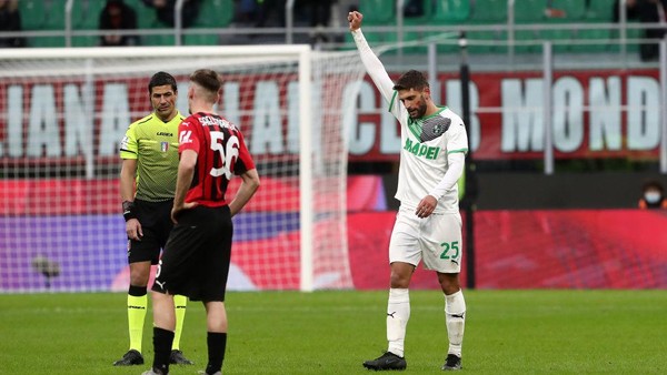 MILAN, ITALY - NOVEMBER 28: Domenico Berardi of US Sassuolo celebrates after scoring their sides third goal during the Serie A match between AC Milan and US Sassuolo at Stadio Giuseppe Meazza on November 28, 2021 in Milan, Italy. (Photo by Marco Luzzani/Getty Images)