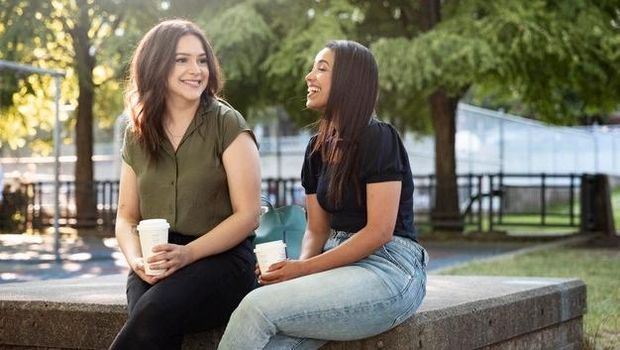 Ilustrasi minum kopi bersama teman/ Foto: Freepik.com