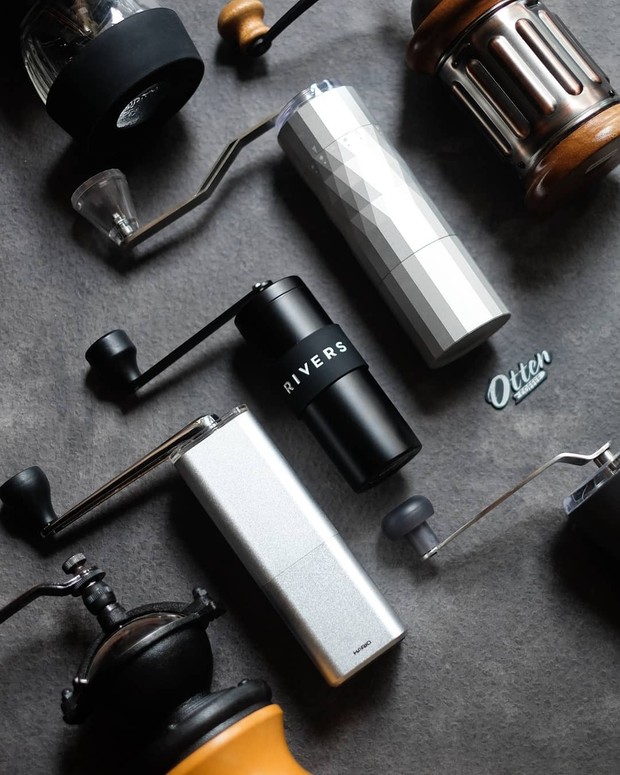 Coffe grinder atau alat penggiling kopi digunakan untuk membuat kopi secara manual