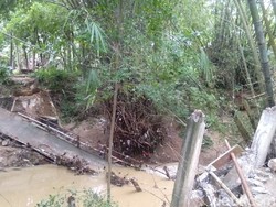 Jembatan Penghubung Desa di Rembang dan Pati Ambrol