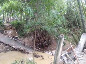 Jembatan Penghubung Desa di Rembang dan Pati Ambrol Jembatan Penghubung Desa di Rembang dan Pati Ambrol
