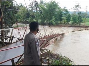 Diterjang Luapan Sungai, Jembatan Penghubung Dua Kecamatan di Cianjur Putus