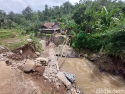 Jembatan Penghubung Dua Kampung di Bandung Barat Ambruk
