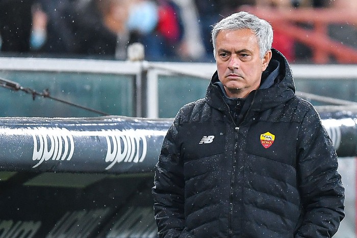 GENOA, ITALY - NOVEMBER 21: José Mourinho head coach of Roma looks on during the Serie A match between Genoa CFC and AS Roma at Stadio Luigi Ferraris on November 21, 2021 in Genoa, Italy. (Photo by Getty Images)