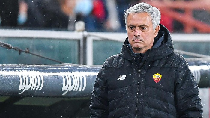 GENOA, ITALY - NOVEMBER 21: José Mourinho head coach of Roma looks on during the Serie A match between Genoa CFC and AS Roma at Stadio Luigi Ferraris on November 21, 2021 in Genoa, Italy. (Photo by Getty Images)