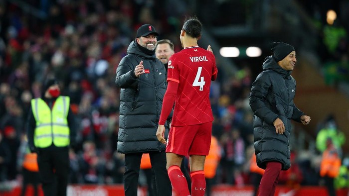 LIVERPOOL, ENGLAND - NOVEMBER 27: Jurgen Klopp, Manager of Liverpool celebrates with Virgil van Dijk after victory in the Premier League match between Liverpool and Southampton at Anfield on November 27, 2021 in Liverpool, England. (Photo by Alex Livesey/Getty Images)