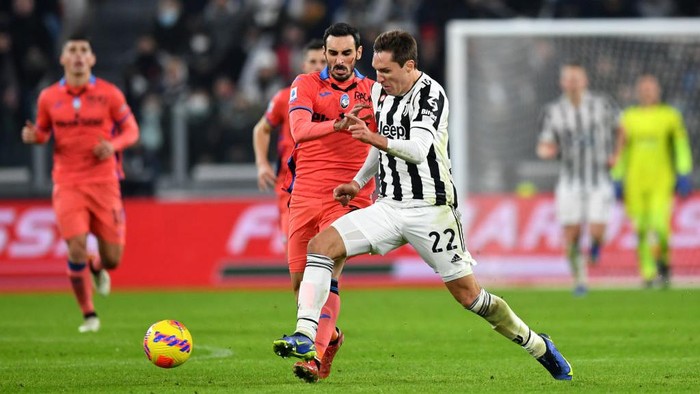 TURIN, ITALY - NOVEMBER 27: Federico Chiesa of Juventus battles for possession with Davide Zappacosta of Atalanta BC during the Serie A match between Juventus and Atalanta BC at Allianz Stadium on November 27, 2021 in Turin, Italy. (Photo by Valerio Pennicino/Getty Images)