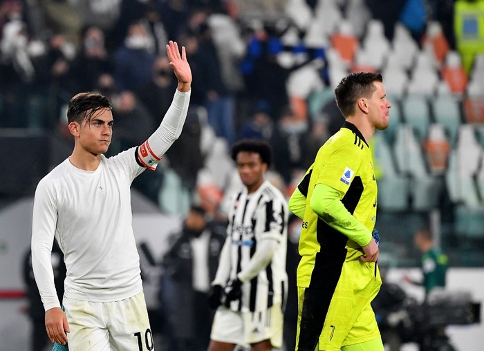 Juventus' Argentine forward Paulo Dybala (L) and Juventus' Polish goalkeeper Wojciech Szczesny greet at the end of the Italian Serie A football match Juventus vs Atalanta at the Allianz Stadium in Turin, on November 27, 2021. (Photo by Isabella BONOTTO / AFP)