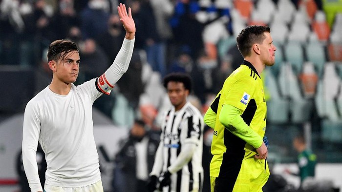 Juventus Argentine forward Paulo Dybala (L) and Juventus Polish goalkeeper Wojciech Szczesny greet at the end of the Italian Serie A football match Juventus vs Atalanta at the Allianz Stadium in Turin, on November 27, 2021. (Photo by Isabella BONOTTO / AFP)