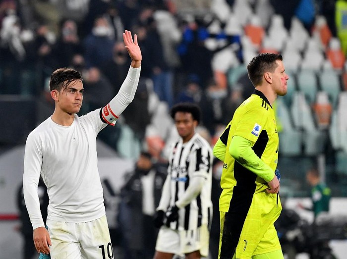Juventus' Argentine forward Paulo Dybala (L) and Juventus' Polish goalkeeper Wojciech Szczesny greet at the end of the Italian Serie A football match Juventus vs Atalanta at the Allianz Stadium in Turin, on November 27, 2021. (Photo by Isabella BONOTTO / AFP)