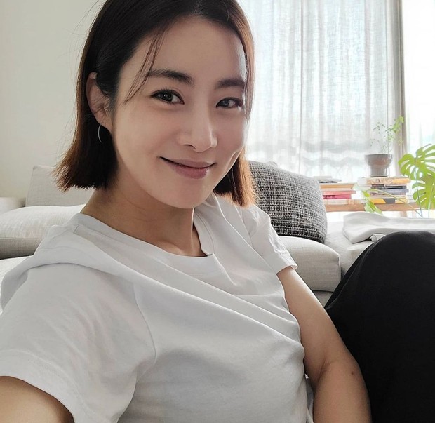 Di awal tahun ini, agensi Kang Sora Plum A&C mengumumkan bahwa sang artis yang menikah di tahun 2020 lalu telah melahirkan anak pertamanya pada bulan April.
