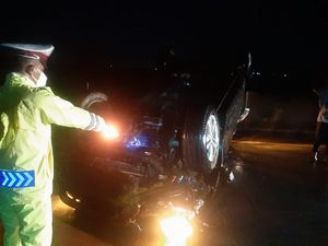 Sebuah Mobil Terbalik di Tol Ngawi Diduga Ban Selip Saat Hujan