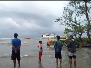 KM Entebe Ekspres Terdampar di Perairan Mateng, 144 Crew-Penumpang Selamat KM Entebe Ekspres Terdampar di Perairan Mateng, 144 Crew-Penumpang Selamat