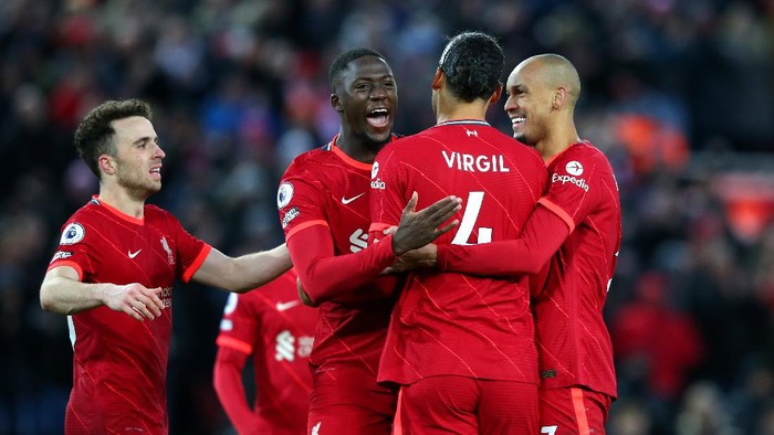 LIVERPOOL, ENGLAND - NOVEMBER 27: Virgil van Dijk of Liverpool celebrates with teammates after scoring their sides fourth goal during the Premier League match between Liverpool and Southampton at Anfield on November 27, 2021 in Liverpool, England. (Photo by Alex Livesey/Getty Images)