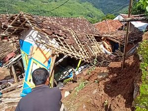 Tertimbun Longsor, Balita di Pasirjambu Bandung Meninggal Dunia