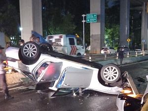 Mobil Audi Terbalik di KM 5 Tol CTC Jaksel