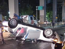 Mobil Audi Terbalik di KM 5 Tol CTC Jaksel