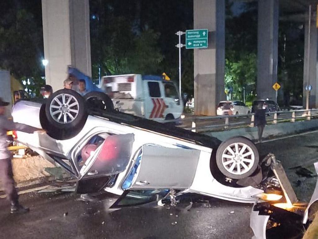 Mobil Audi Terbalik di KM 5 Tol CTC Jaksel Mobil Audi Terbalik di KM 5 Tol CTC Jaksel