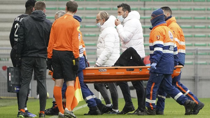 PSGs Neymar is carried off the pitch by medical staff on a stretcher after an injury during the French League One soccer between Saint-Etienne and Paris Saint Germain, in Saint-Etienne, central France, Sunday, Nov. 28, 2021. (AP Photo/Laurent Cipriani)