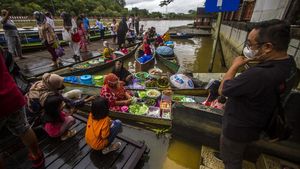 Objek Wisata Pasar Apung Banjarmasin Buka Lagi