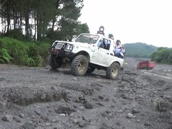 Keseruan Wisata Offroad di Lereng Gunung Semeru Lumajang